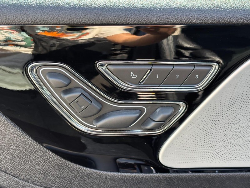 Lincoln Aviator Vehicle Full-screen Gallery Image 16