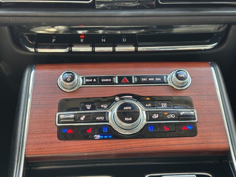 Lincoln Aviator Vehicle Full-screen Gallery Image 24