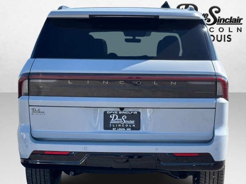 Lincoln Navigator Vehicle Full-screen Gallery Image 04