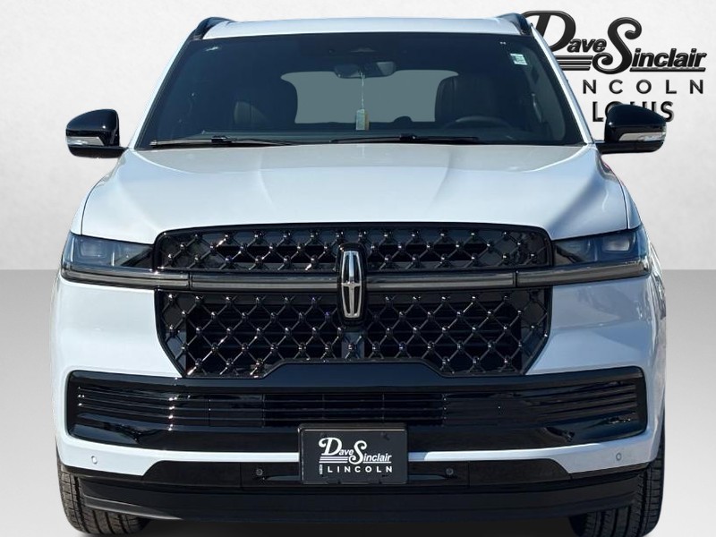 Lincoln Navigator Vehicle Full-screen Gallery Image 09