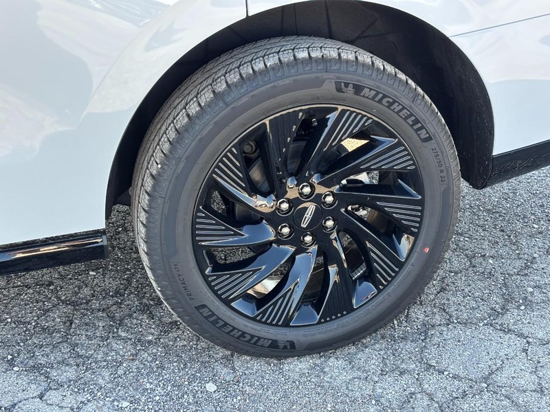 Lincoln Navigator Vehicle Full-screen Gallery Image 10