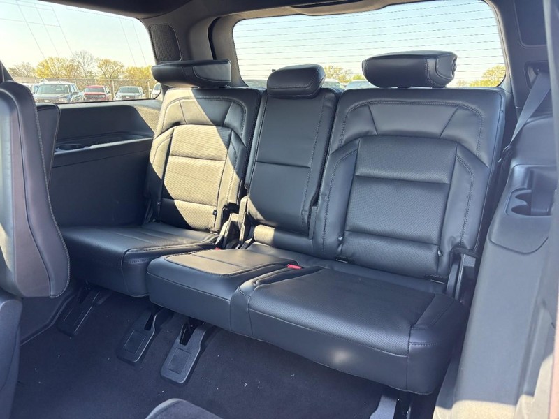 Lincoln Navigator Vehicle Full-screen Gallery Image 11