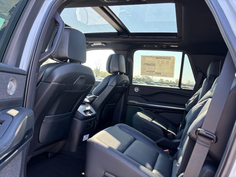 Lincoln Navigator Vehicle Full-screen Gallery Image 12
