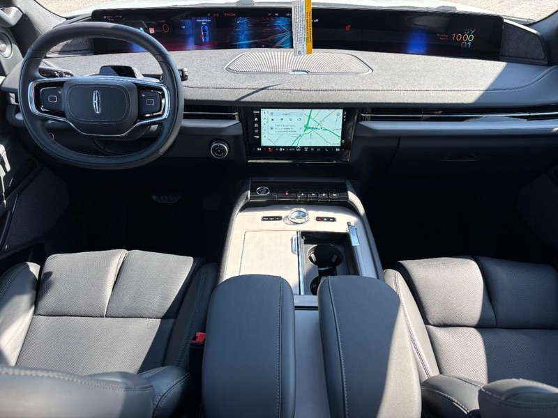 Lincoln Navigator Vehicle Full-screen Gallery Image 13