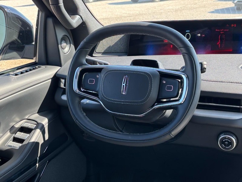 Lincoln Navigator Vehicle Full-screen Gallery Image 14