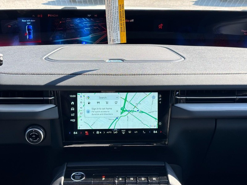 Lincoln Navigator Vehicle Full-screen Gallery Image 15