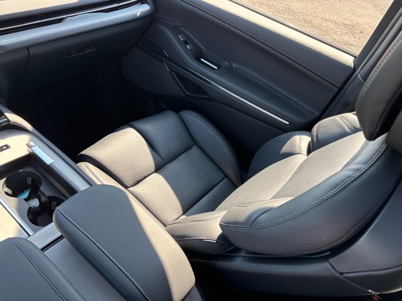 Lincoln Navigator Vehicle Full-screen Gallery Image 16