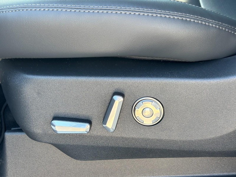 Lincoln Navigator Vehicle Full-screen Gallery Image 17