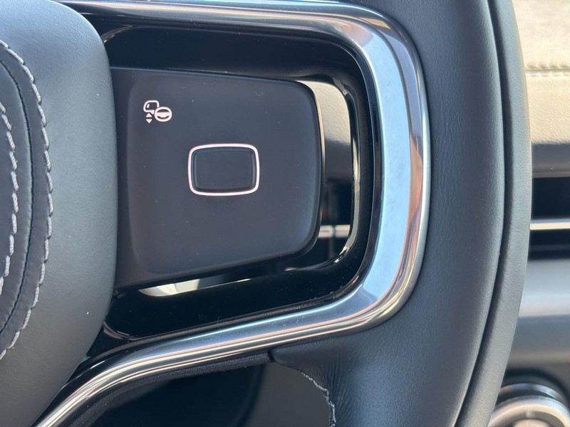 Lincoln Navigator Vehicle Full-screen Gallery Image 20