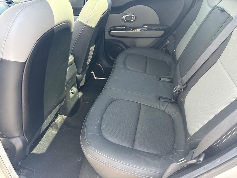 Kia Soul Vehicle Full-screen Gallery Image 06