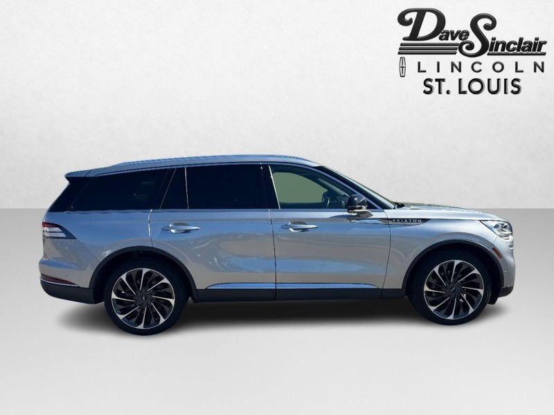 Lincoln Aviator Vehicle Full-screen Gallery Image 02