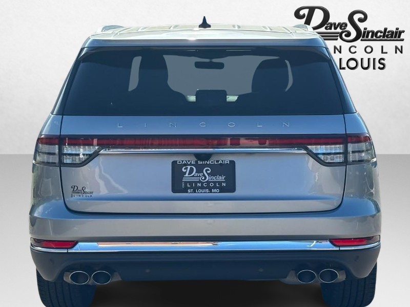 Lincoln Aviator Vehicle Full-screen Gallery Image 04