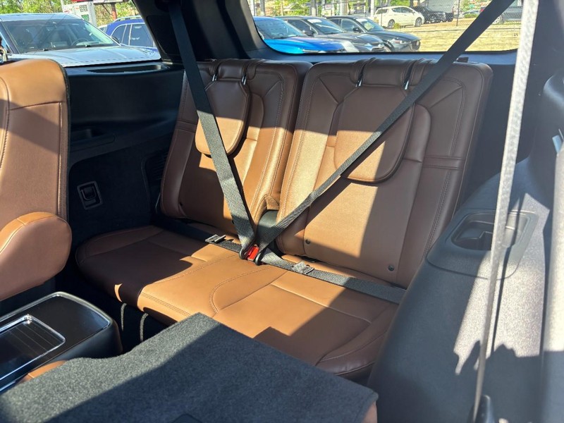 Lincoln Aviator Vehicle Full-screen Gallery Image 11