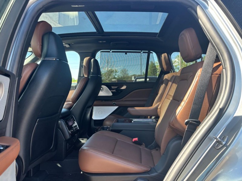 Lincoln Aviator Vehicle Full-screen Gallery Image 12