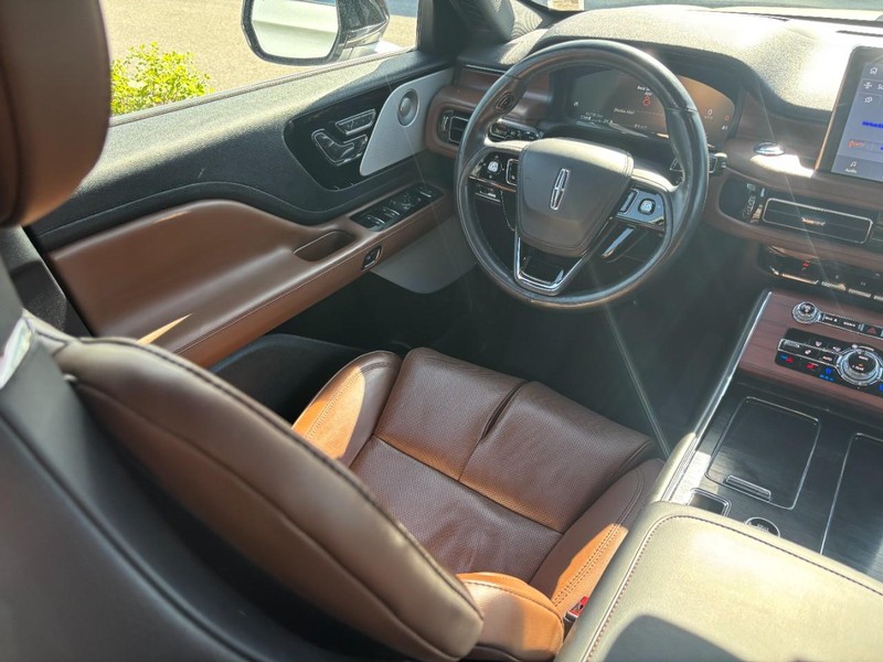Lincoln Aviator Vehicle Full-screen Gallery Image 13