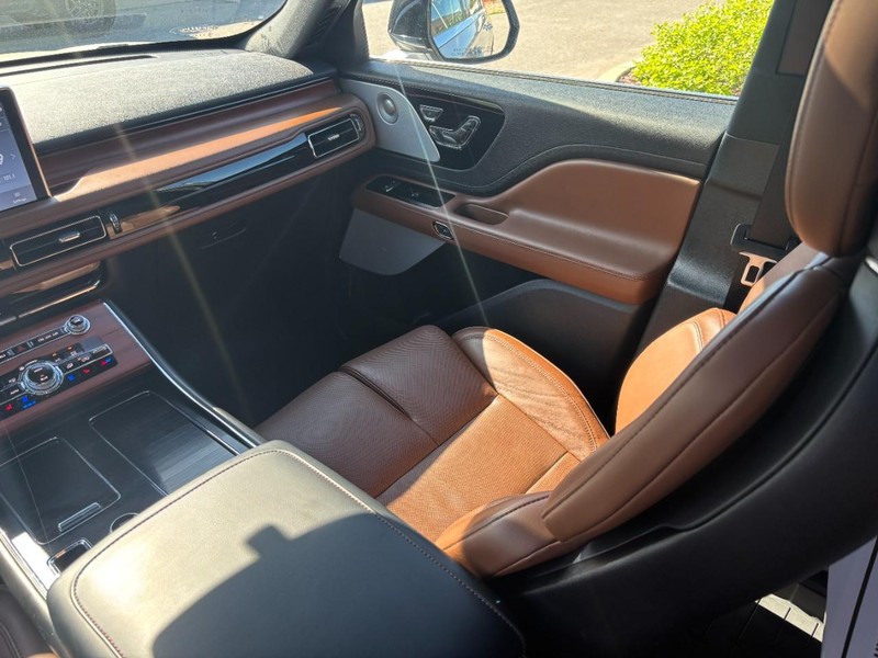 Lincoln Aviator Vehicle Full-screen Gallery Image 15