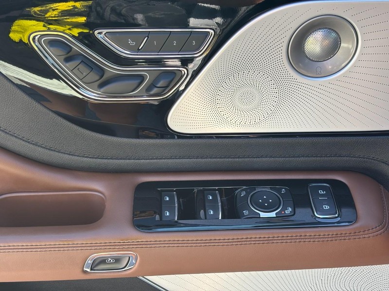 Lincoln Aviator Vehicle Full-screen Gallery Image 16