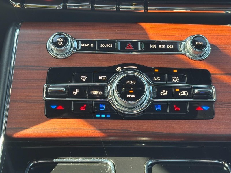 Lincoln Aviator Vehicle Full-screen Gallery Image 22