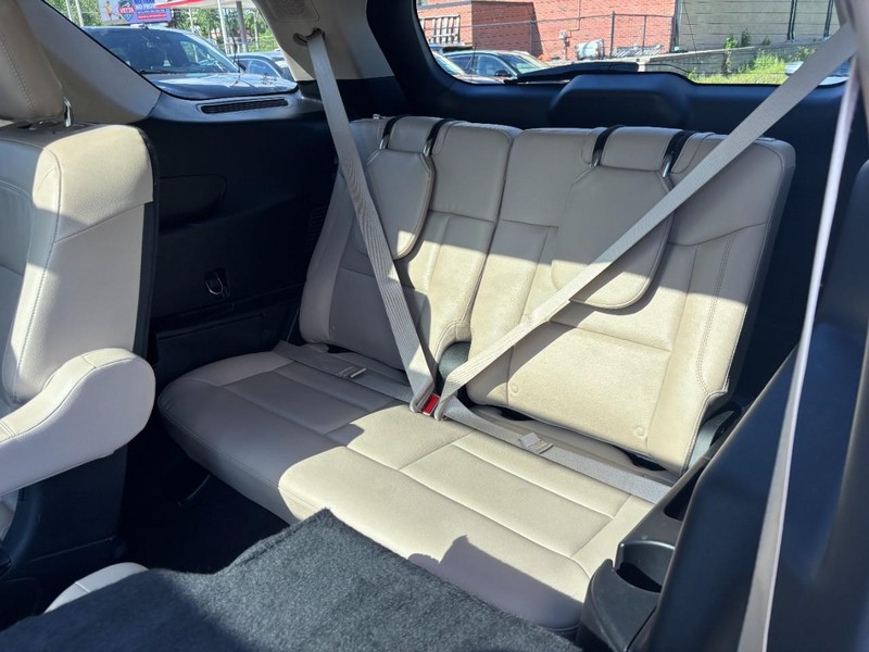 Ford Explorer Vehicle Full-screen Gallery Image 11