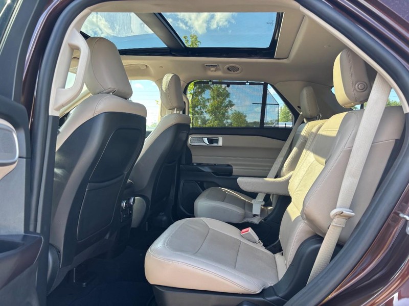 Ford Explorer Vehicle Full-screen Gallery Image 12