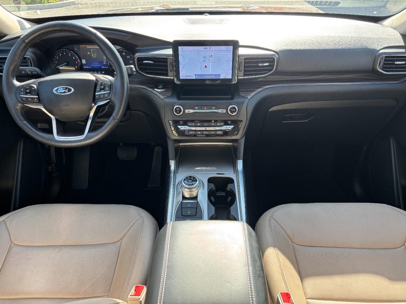 Ford Explorer Vehicle Full-screen Gallery Image 14