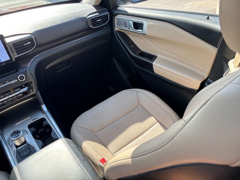 Ford Explorer Vehicle Full-screen Gallery Image 15