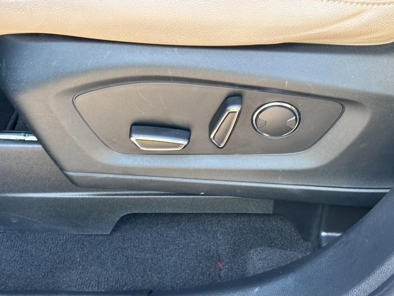 Ford Explorer Vehicle Full-screen Gallery Image 17