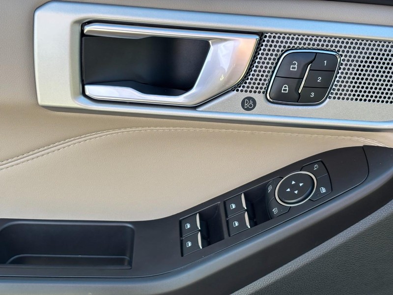 Ford Explorer Vehicle Full-screen Gallery Image 18