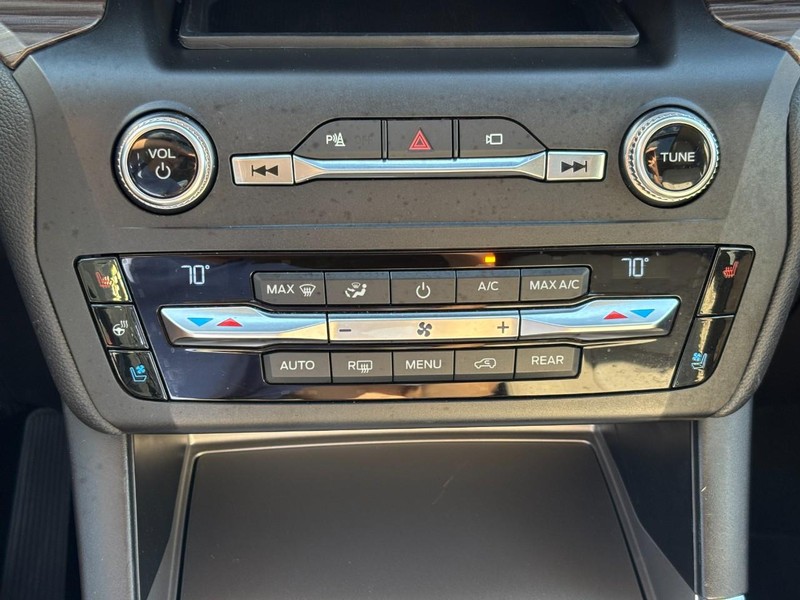 Ford Explorer Vehicle Full-screen Gallery Image 23