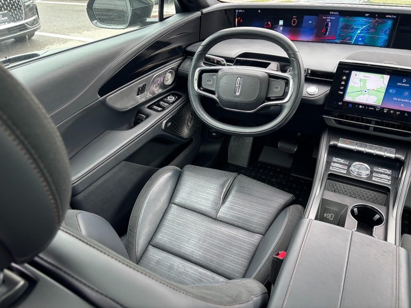 Lincoln Nautilus Vehicle Full-screen Gallery Image 13