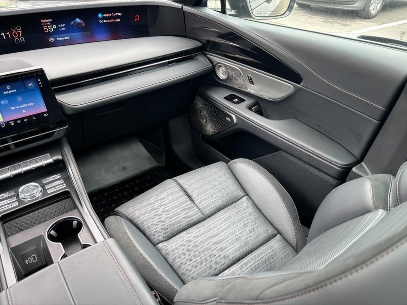 Lincoln Nautilus Vehicle Full-screen Gallery Image 15