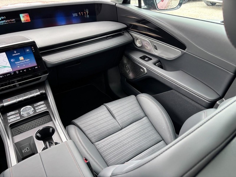 Lincoln Nautilus Vehicle Full-screen Gallery Image 14