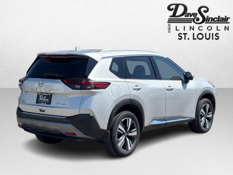 Nissan Rogue Vehicle Full-screen Gallery Image 03