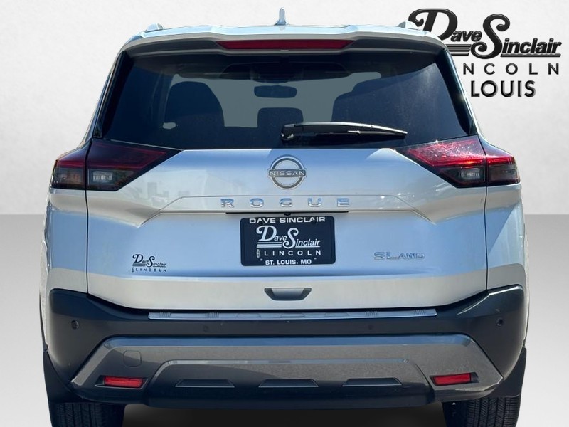 Nissan Rogue Vehicle Full-screen Gallery Image 04