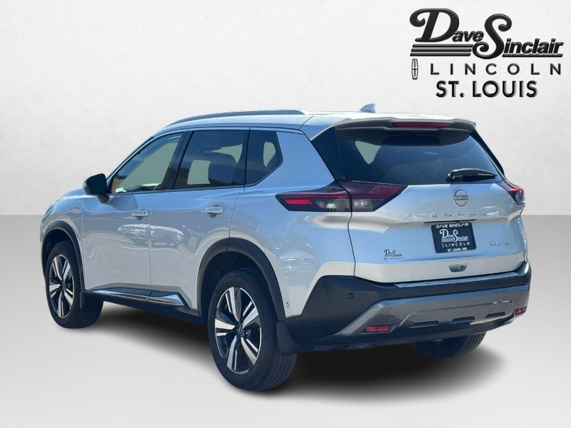 Nissan Rogue Vehicle Full-screen Gallery Image 05