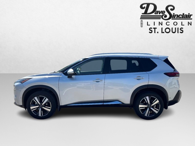 Nissan Rogue Vehicle Full-screen Gallery Image 06