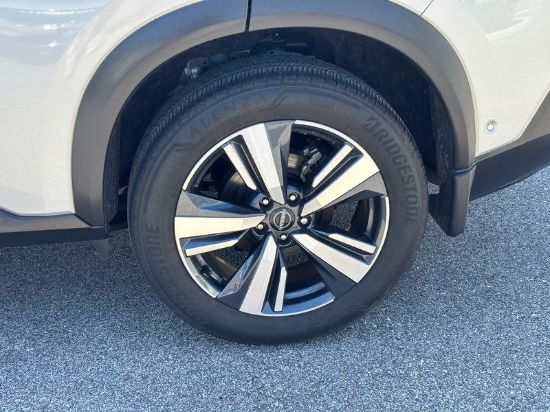 Nissan Rogue Vehicle Full-screen Gallery Image 11