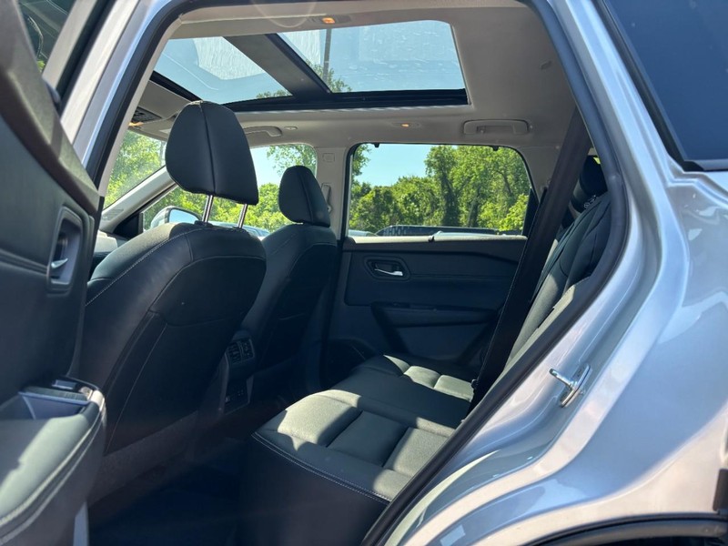 Nissan Rogue Vehicle Full-screen Gallery Image 12