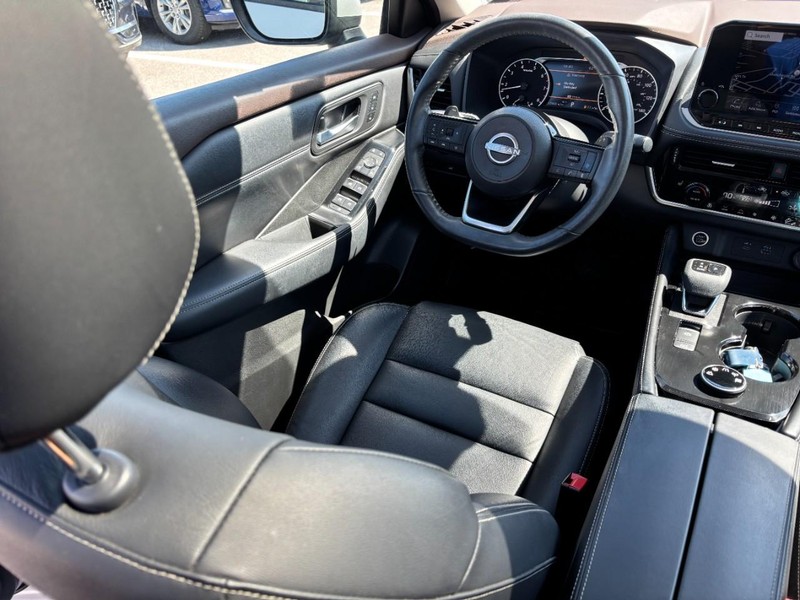 Nissan Rogue Vehicle Full-screen Gallery Image 13