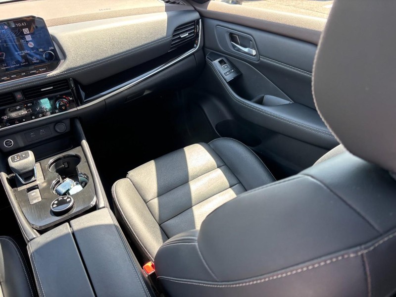 Nissan Rogue Vehicle Full-screen Gallery Image 15