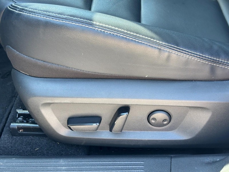 Nissan Rogue Vehicle Full-screen Gallery Image 16