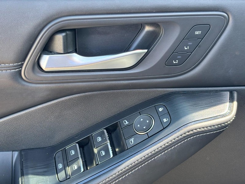 Nissan Rogue Vehicle Full-screen Gallery Image 17
