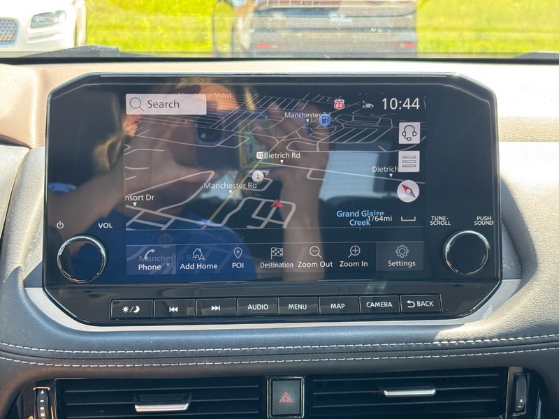 Nissan Rogue Vehicle Full-screen Gallery Image 20