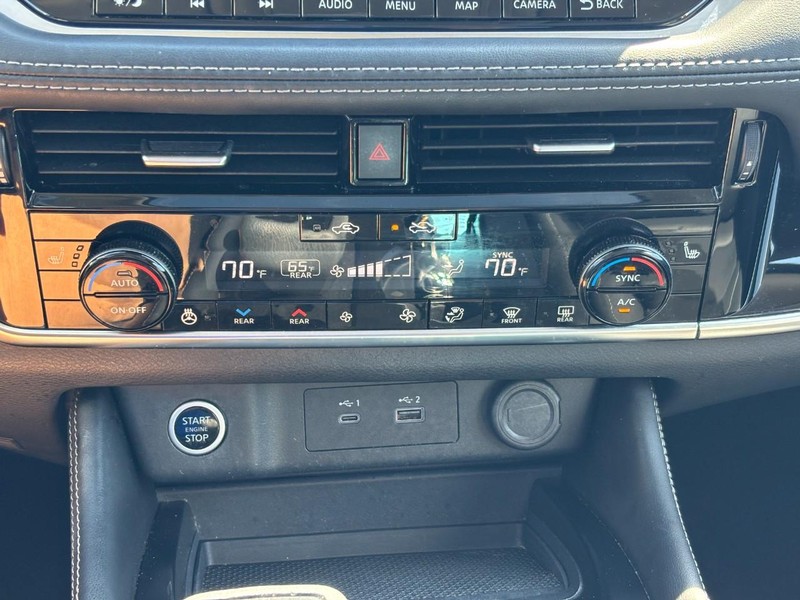 Nissan Rogue Vehicle Full-screen Gallery Image 22