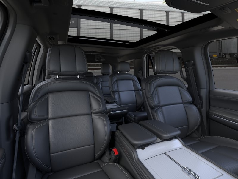 Lincoln Navigator Vehicle Full-screen Gallery Image 11