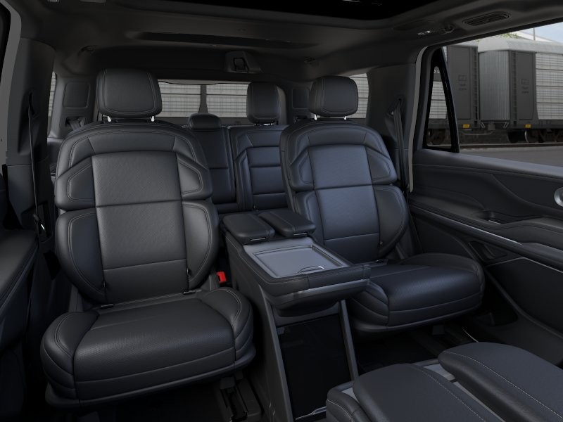 Lincoln Navigator Vehicle Full-screen Gallery Image 12