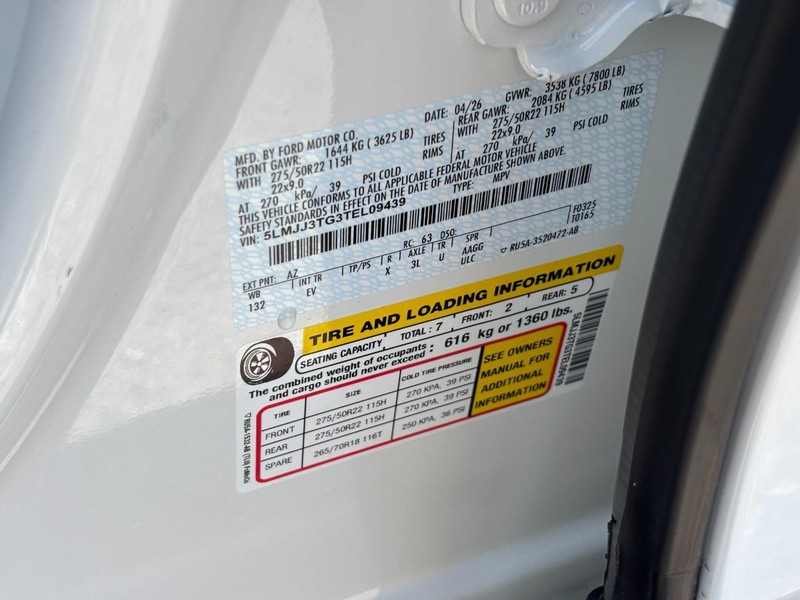 Lincoln Navigator L Vehicle Full-screen Gallery Image 25