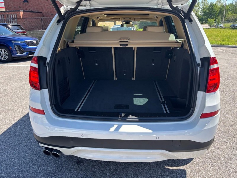 BMW X3 Vehicle Full-screen Gallery Image 09