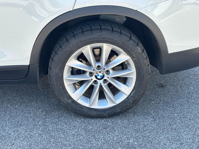 BMW X3 Vehicle Full-screen Gallery Image 10