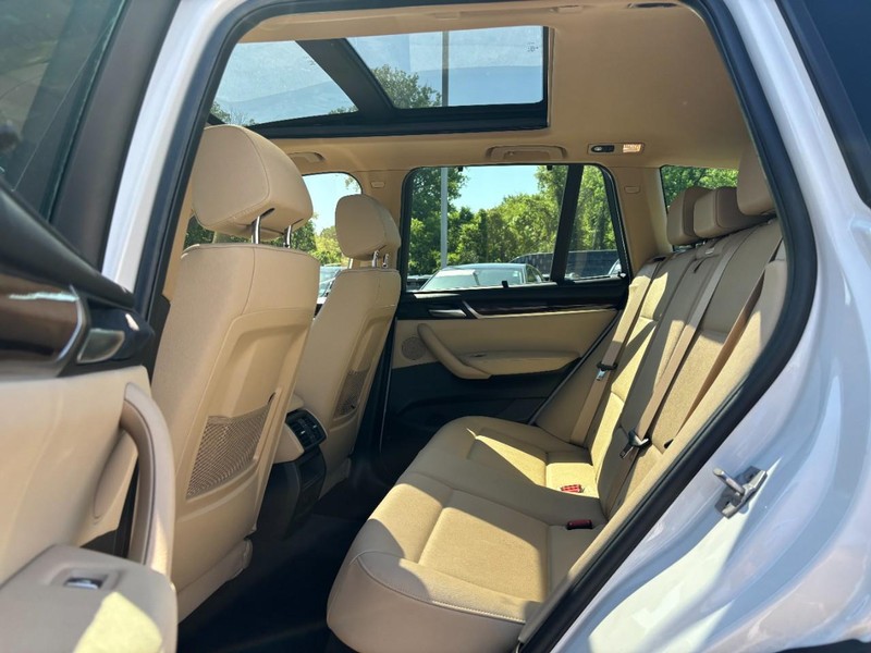 BMW X3 Vehicle Full-screen Gallery Image 11